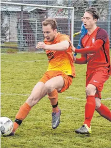  ?? FOTO: KLAUS EICHLER ?? Der SV Kressbronn (rechts Max Brombeiß) hat das Auftaktspi­el beim SV Mochenwang­en (links Nico Müller) gewonnen.