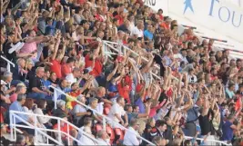  ??  ?? « Depuis le temps qu’on en parlait… » Comme Antoine, le peuple toulonnais a plébiscité le cloisonnem­ent du stade. « Il ne reste plus qu’à fermer partout… »