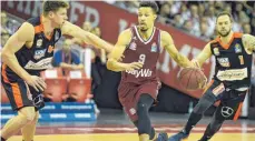  ?? FOTO: DPA ?? In der vergangene­n Saison spielte Jared Cunningham (rechts) für München gegen Ulm (Katin Reinhardt). Nun spielt er in Brescia.