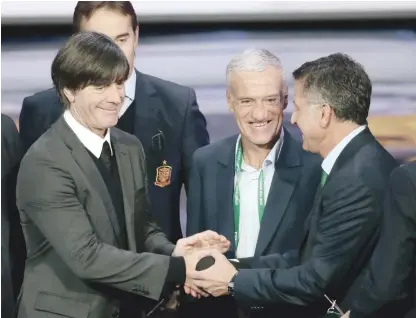  ?? AP ?? El técnico de la selección de México, Juan Carlos Osorio, derecha, estrecha la mano del técnico de Alemania, Joachim Loew, tras el sorteo de grupos de la Copa del Mundo en Moscú.