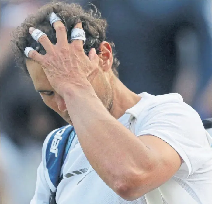  ?? tim ireLAnd / AP ?? El español se retira desilusion­ado tras la caída ante Gilles Müller, quien lo derrotó 15-13 en el quinto set de su partido de octavos de final