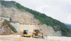  ?? COLPRENSA ?? Dos máquinas trabajan en la zona donde se construye el proyecto.