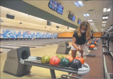  ?? LAUREN HALLIGAN — MEDIANEWS GROUP ?? Jody Sheldon cleans bowling balls at Saratoga Strike Zone between parties using the lane.