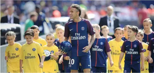  ?? Foto: imago/PA Images ?? Nach dem 222-Millionen-Euro-Deal: Neymar bei seiner Vorstellun­g in Paris