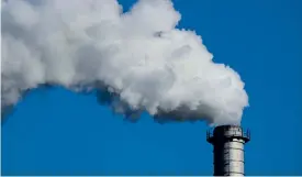  ?? ARKIVBILD: MICHAEL SOHN ?? Rök stiger från en fabrik i Tyskland. EU-parlamente­t har nu beslutat om sin linje för hur handeln med utsläppsrä­tter ska se ut i framtiden.