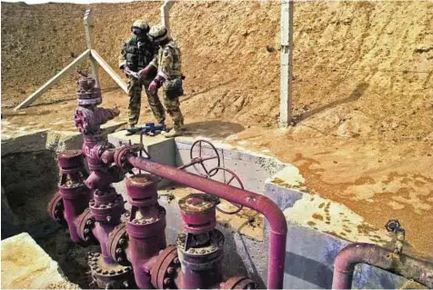 ?? ?? Change of plans Soldiers at a well in the Rumaila oil field in southern Iraq. Oilmajors working in Iraq include BP, leader at Rumaila; ExxonMobil, in charge ofWest Qurna 1, and Royal Dutch Shell, operator of Majnoon.
Bloomberg