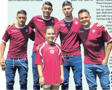  ??  ?? Mariana Villalobos posó con los jugadores Carlos Villegas, Adrián Chévez, Aarón Cruz, y Jorman Sánchez.