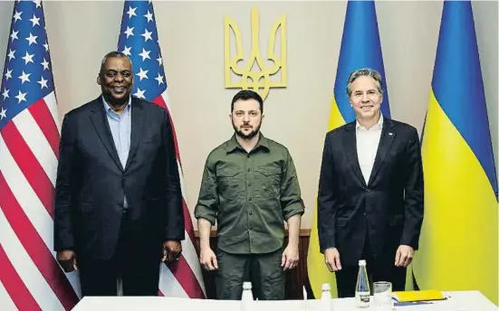  ?? HANDOUT / GETTY ?? El president Volodímir Zelenski amb els secretaris de Defensa i d’Estat nord-americans, Lloyd Austin i Antony Blinken, a Kíiv