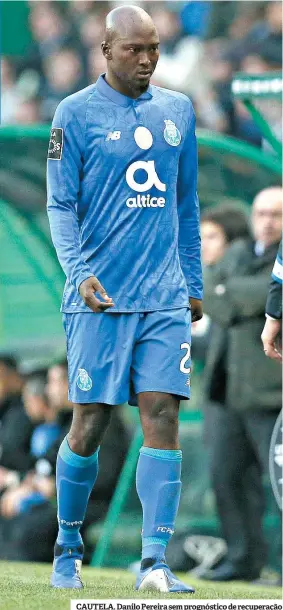  ??  ?? CAUTELA. Danilo Pereira sem prognóstic­o de recuperaçã­o