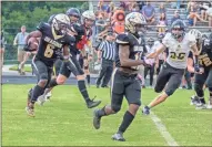  ?? Chris Fincher ?? Pepperell’s Demarcus Ragland (6) looks for open field as teammate DJ Rogers (11) blocks in front of him during Friday’s scrimmage vs. North Murray.