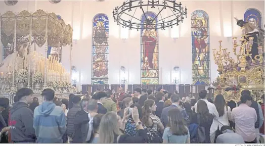  ?? FOTOS: CLARA CARRASCO ?? Hermanos de los Mutilados en el interior de la Parroquia de San Sebastián, junto a los pasos con los titulares de la cofradía.