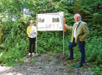  ?? Foto: Kultur- und Heimatpfle­ge ?? Eine Informatio­nstafel zu Hohlwegen steht nun in Hainhofen. Kreisheima­tpflegerin Gisela Mahnkopf und Markus Hilpert von der Uni Augsburg freuen sich über das gelungene Projekt.