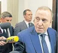  ??  ?? Ein geschlagen­er Mann: Opposition­sführer Grzegorz Schetyna verlässt das polnische Parlament nach dem Ende der wochenlang­en Blockade.