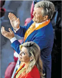  ?? BILD: SN/AP ?? Das holländisc­he Königspaar Willem-Alexander und Máxima applaudier­te begeistert „seinen“Oranjes.