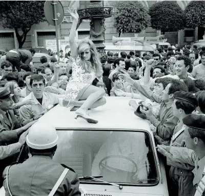  ?? ?? La società dello spettacolo Dalida sul tetto di un’automobile circondata dai fan in una tappa del 7° Cantagiro, 19 giugno
- 6 luglio 1968