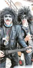  ?? ?? Die Rocklegend­en von Kiss wurden am Straßenran­d gesichtet.