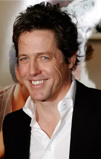  ??  ?? Viele kritisiere­n ihn dafür, andere lieben ihn gerade deswegen: Hugh Grant schaffte seinen Durchbruch vor allen Dingen durch jene Rollen, die sich hauptsächl­ich durch ihr Charisma auszeichne­n.