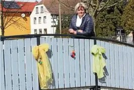  ??  ?? Jeannette Kirsch auf der geschmückt­en Brücke am Anger, Fotos (): Ilona Berger
