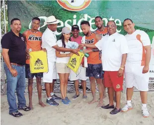  ??  ?? José --Yeye-- Aybar, presiDíaz, de Cemento Cibao; Alexis García, de Fedovoli, Nicandro Pérez, de Cervecería Nacional Dominicana premian con 100 mil pesos a The King.