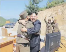  ??  ?? ►► Kim Jong Un celebra el último test del misil .