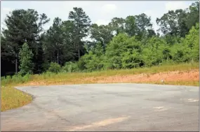  ?? Jeremy Stewart ?? A 100-foot entrance road cut-in on Davis Road marks where the expansion property for the North Business Park is in Cedartown.