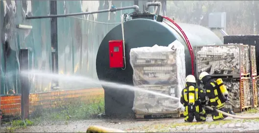  ?? BILD: CHRISTOPH FLOREN ?? „Wasser marsch!“So wie diese beiden Einsatzkrä­fte rückte die Feuerwehr von mehreren Seiten gegen den Brand in der Mehrzweckh­alle vor.
Gebrannt hat am Donnerstag ein Hallengebä­ude neben einer Biogasanla­ge in Vechta. Die Feuerwehr ging mit schwerem...