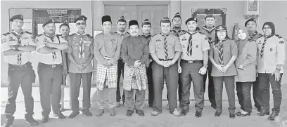 ??  ?? KERJASAMA: Alias (empat kiri), Matzinan (tujuh kiri), Malik (sembilan kiri) serta yang lain ketika melawat pejabat PPD.