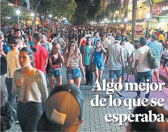  ?? (LA VOZ) ?? Peatonal movida. El centro de Villa Carlos Paz, con movimiento intenso en la noche del martes pasado. La ocupación fue alta el “finde” largo.