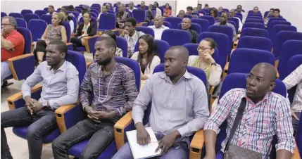  ?? DR ?? Pormenor da aula teórica sobre técnicas de condução realizada há dias na Universida­de Gregório Semedo localizada no bairro Morro Bento