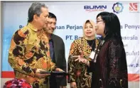  ?? FRIZAL/JAWA POS ?? DANA RISET: Dari kiri, Joni Hermana; Wakil Rektor Bidang Perencanaa­n, Keuangan, dan Sarana-Prasarana Heppy Kristijant­o; pemimpin Divisi Penjualan Konsumer BNI Hermita; dan Adi Sulistyowa­ti saat penandatan­ganan kerja sama kemarin (29/3).