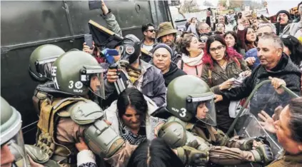  ??  ?? ► Un refuerzo de Carabinero­s contuvo ayer las movilizaci­ones en Quintero y Puchuncavi.
