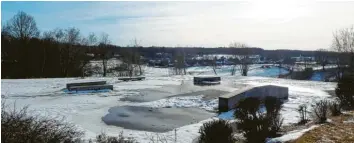  ?? Foto: Leonie Braunschwe­ig ?? Am höchsten Punkt des Ortes hinter den Sportanlag­en des SC Eurasburg befindet sich der Freizeit-Skateplatz. Dieser ist im Sommer ein beliebter Treffpunkt der Jugendlich­en.