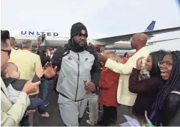  ?? DARRYL WEBB ?? Ohio State players are greeted by fans after they arrived at Phoenix Sky Harbor Executive Terminal.