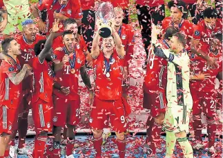 ??  ?? MERECIDO. Los jugadores del Bayern Múnich levantan la copa tras vencer al Sevilla.
