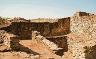  ??  ?? Différente­s vues des vestiges de Tanaïs. Cette colonie grecque était située sur le Don et a été fondée par des colons de Milet, peut-être aux alentours du Ve siècle av. J.-C.