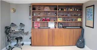  ??  ?? Music and cameras hold a major place in the basement of Amanda Fritz and David Campeau’s home in Baie-d’Urfé.