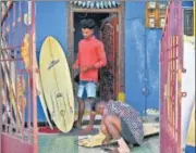  ?? HT PHOTO ?? Locals fix their surfboard with tape as a temporary solution since profession­al repairing takes three-four days.