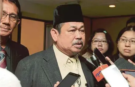  ?? PIC BY SYAMSI SUHAIMI ?? Umno Paloh assemblyma­n Datuk Nozula Mat Diah speaking to reporters after the state assembly sitting in Kota Baru yesterday.