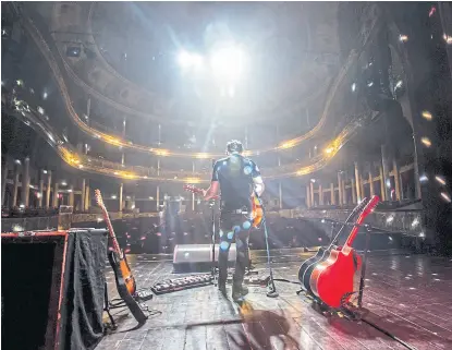  ?? Fotos ignacio sánchez ?? Lisandro y sus guitarras, en la prueba de sonido