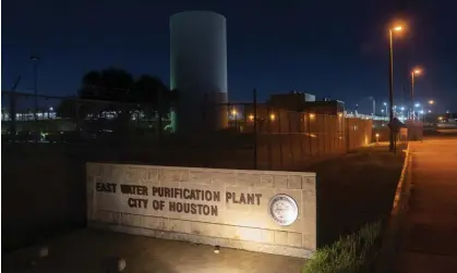  ?? Photograph: Mark Mulligan/AP ?? A power outage caused water pressure to drop at a purificati­on facility.