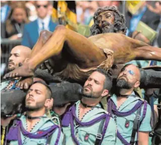  ?? EFE ?? Legionario­s, con el Cristo de la Buena Muerte en Málaga