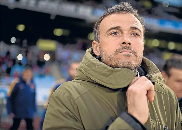  ??  ?? Luis Enrique Martínez, el sábado, dirigiéndo­se al banquillo antes del partido de Anoeta