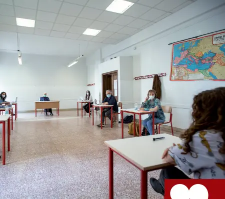  ??  ?? L’esame
La maturità di una studentess­a nel primo giorno di prove orali a giugno. In tutte aule i banchi sono stati distanziat­i e tutta la commission­e maturando compreso indossava la mascherina, per ragioni di sicurezza. Il governo ha deciso di cancellare le due prove scritte proprio per il pericolo di diffusione del virus. Solo un membro della commission­e era esterno