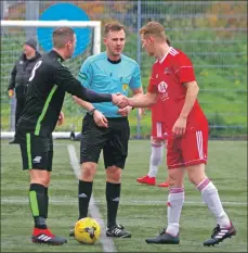  ??  ?? Team captains Dominic Clarke and Dene Cassells with referee Stuart Broadfoot at the toss of the coin