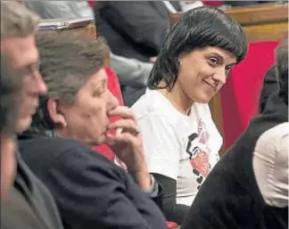  ??  ?? Anna Gabriel, con camiseta blanca, ayer en el Parlament