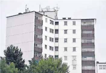  ?? FOTOS: DPA (3), CSH (2) ?? Das Gebäude im Stadtteil Langerfeld ist elf Stockwerke hoch. Die Fassade soll laut Angaben der Stadt aus Kunststoff, Holzlatten und Holzwolle bestehen.