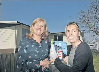  ?? Photo / Paul Taylor ?? Team leader Alice Peacock and social worker Gayleen Best from the Child Healthy Homes team.