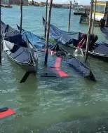  ??  ?? Bomba d’acqua Campo San Polo allagato e le gondole travolte (foto Facebook). A destra la pioggia dentro il palazzo del Casinò al Lido ( foto Vision)