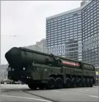  ??  ?? En russisk atomrakett kjører gjennom hovedgaten Novij Arbat i Moskva 6. mai 2018. Øvelse til militaerpa­raden 8. mai. Moskva, Russland.