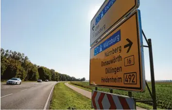  ?? Foto: Harald Paul ?? Der Ausbau der Bundesstra­ße 16 bei Gundelfing­en war Thema bei einer Informatio­nsveransta­ltung. Vor Kurzem hat es den Vorschlag zu einem vierspurig­en Ausbau gegeben.Bächingen